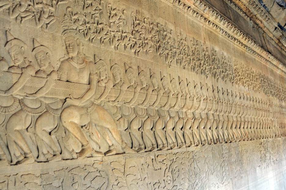 ចម្លាក់តូចៗល្អវិចិត្របង្ហាញអំពីទេពកថា «រឿងកូរសមុទ្រទឹកដោះ» និងរូបទេពផ្សេងៗ នៅផ្នែកខាងលើផ្ដែរប្រាសាទព្រះឥន្រ្ទកោសីយ៍ - APSARA National Authority